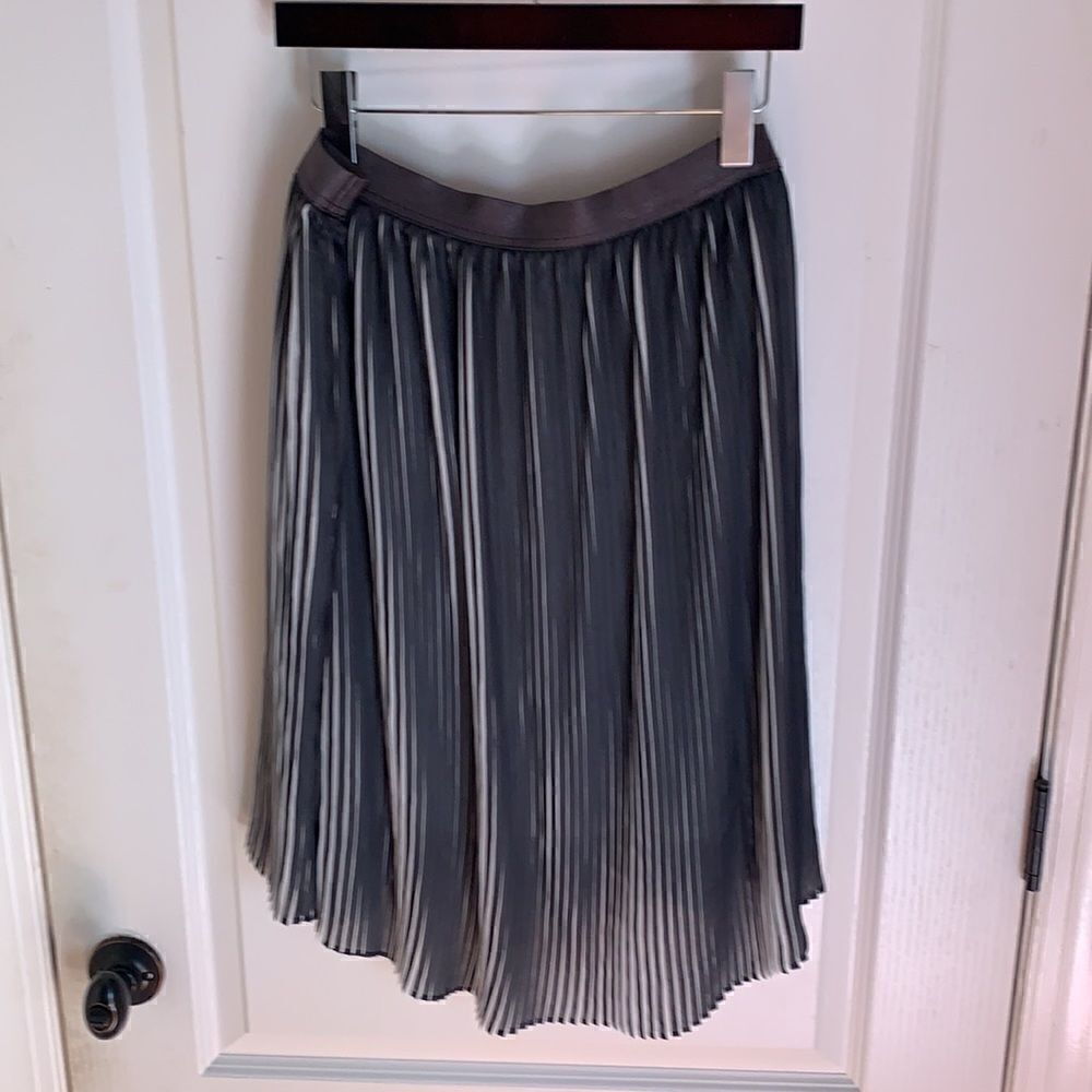 New. Apt 9 gray and white pleated skirt